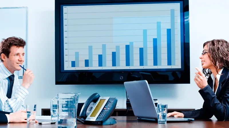personas analizando estrategia de ventas